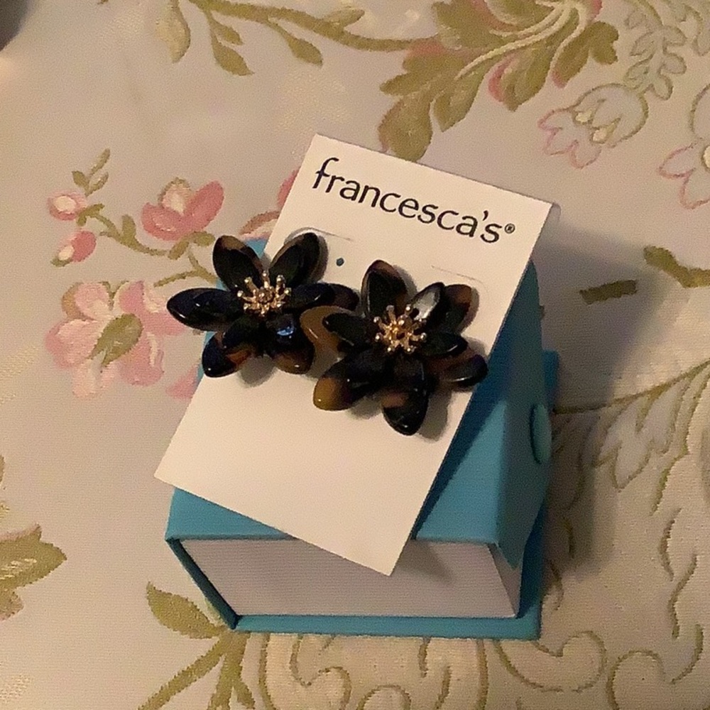 Francesca’s Studded Earrings brown flowers 💐 gold detail center NWT